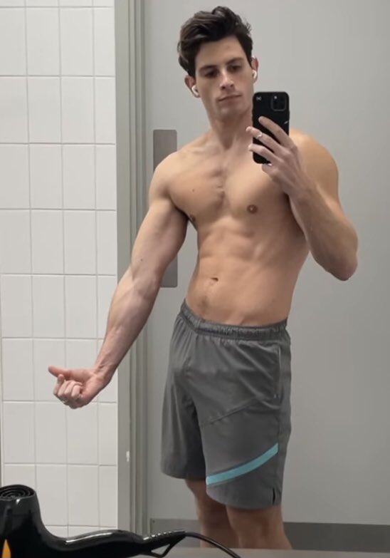 Xgreengers9's tweet photo. This man 😍 #bulge #hotmen #maleabs https://t.co/fRAmwO8iWp