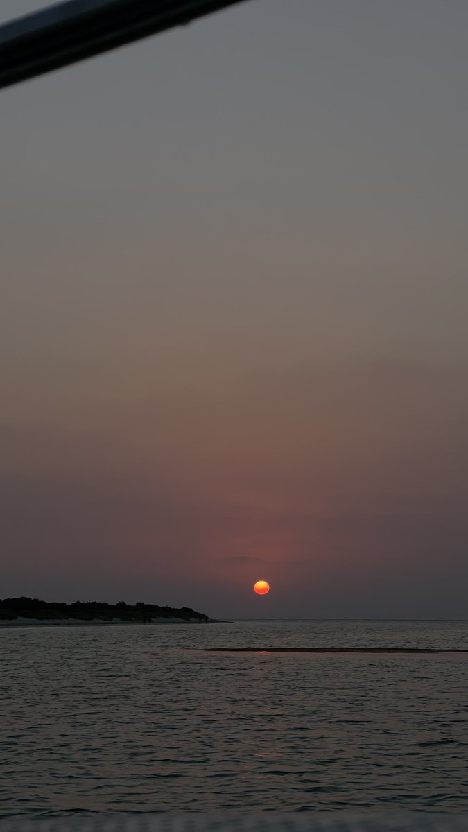 yoonh_15's tweet photo. أحب الأوقاتت لي الغروب ومع البحر🤩🌊🧡. https://t.co/EG38qz5gm8