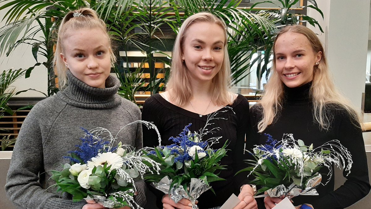 YLOkaupunki's tweet photo. Kultaiset onnittelut ja kannustusta jatkoon #joukkuevoimistelu´n tuoreet ylöjärveläiset maailmanmestarit, Minettien Meeriellen Sukari, Emmi Nikkilä (joukkueen kapteeni) ja Jessica Hakala 💐👏Palkitsimme huippu-urheilijamme stipendein #ylöjärvi #minetit #tampereensisu #MM https://t.co/sf9RZ0nwdp