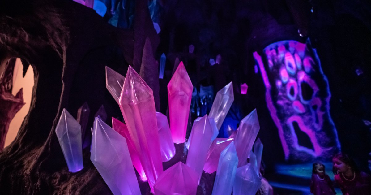 Happy December 1st, May the quartz be with you through the end of the year🖖 🔮 
.
🎨 by David Carry &amp; Input/Output