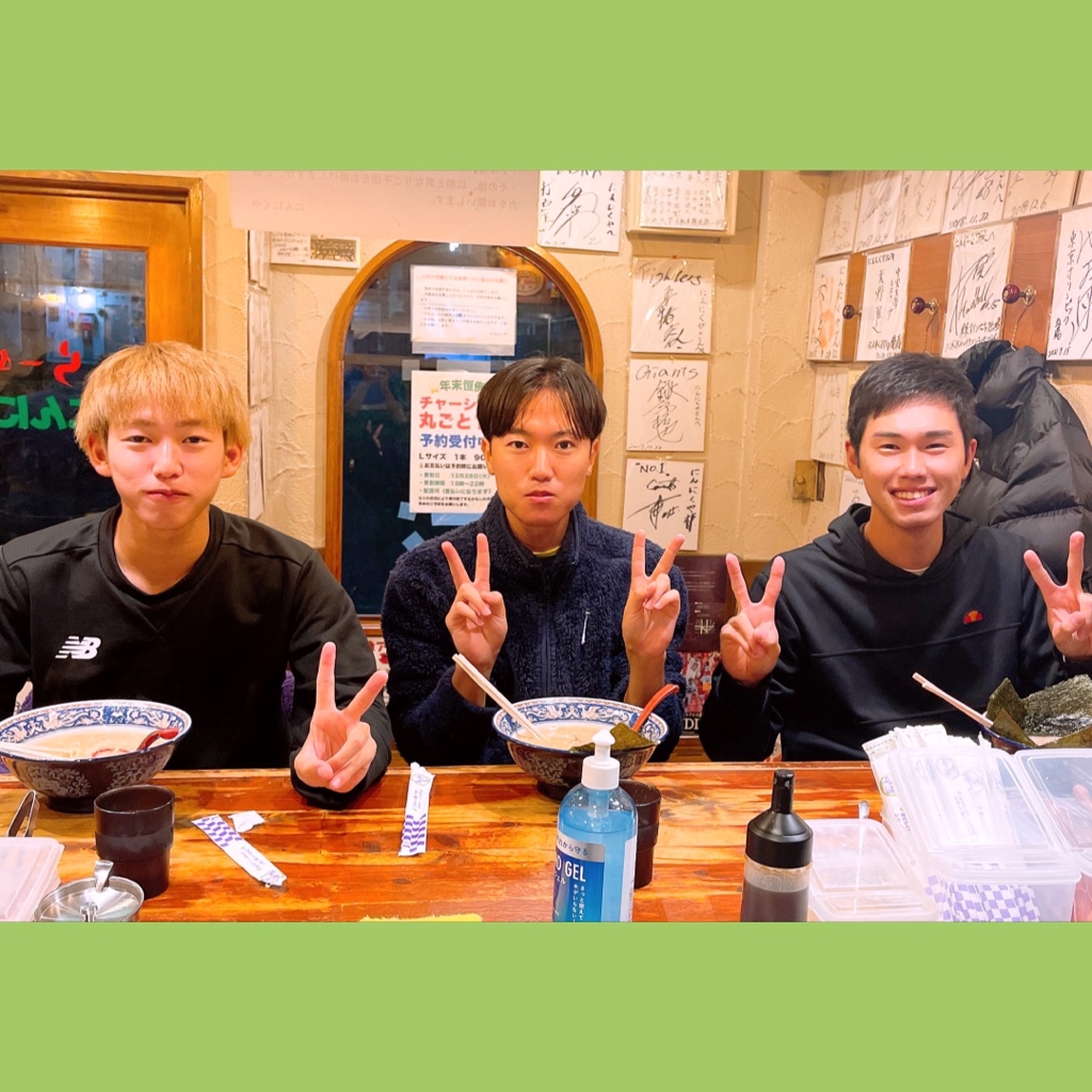 ninnikuya_h's tweet photo. 中央大学テニスサークル『PAUM』イケメントリオがご来店🎾
3日連続ありがとう‼️
明日もお待ちしています😁
#PAUM
#感謝 #にんにくや #18時〜2時 #ラーメン #Instagram:ninnikuyaseki #twitter:@ninnikuya_h #八王子 #東京都八王子市堀之内3-6-10
#東京ラーメン #多摩ラーメン #中央大学 https://t.co/XuULKqgp0r