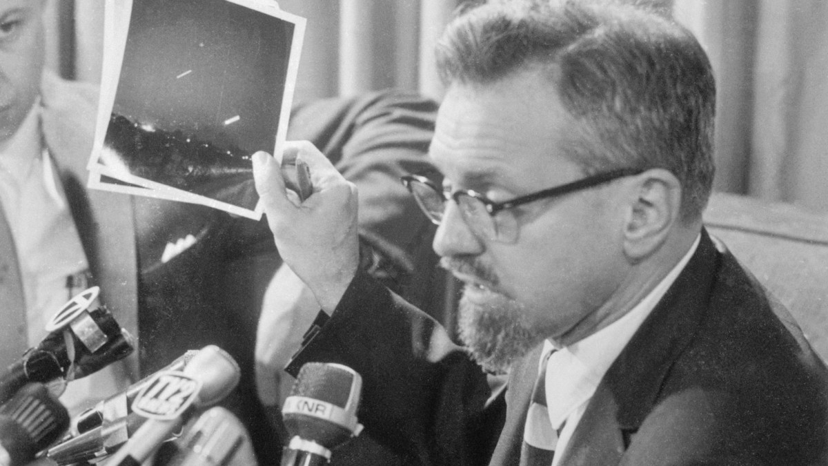 emetlaverdad's tweet photo. 👽 Desde 1952 hasta 1969, el proyecto Blue Book recogió y analizó miles de informes ovni. Aquí os dejamos 3 casos reales investigados.

ver video▶️https://t.co/N6l0Aknw9E

⛔más videos de ovnis en https://t.co/S460PFfpJJ

#UFO #ufotwitter #Alien https://t.co/0tOjqUI51f