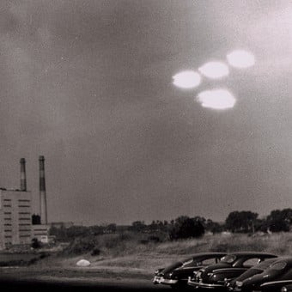 emetlaverdad's tweet photo. 👽 Desde 1952 hasta 1969, el proyecto Blue Book recogió y analizó miles de informes ovni. Aquí os dejamos 3 casos reales investigados.

ver video▶️https://t.co/N6l0Aknw9E

⛔más videos de ovnis en https://t.co/S460PFfpJJ

#UFO #ufotwitter #Alien https://t.co/0tOjqUI51f