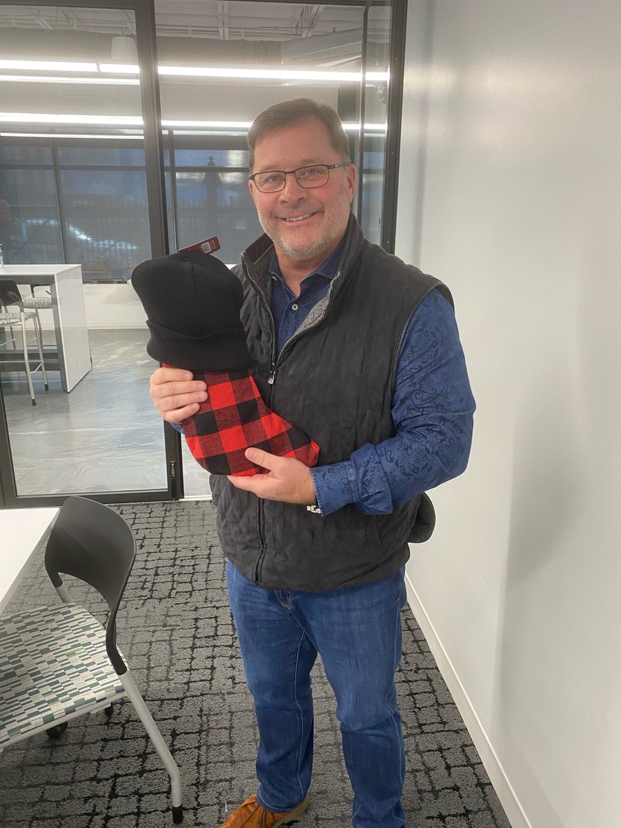 ggreeneconst's tweet photo. Our staff assembled 120 Stockings for @soldiersangels Holiday Stockings for Heroes! Each Stocking was filled with Playing Cards, Word Games, a Notebook, Gloves, Candy Canes, Slim Jims, Hot Chocolate and held all together by a Knit Hat on Top! https://t.co/xcF39nHdvO