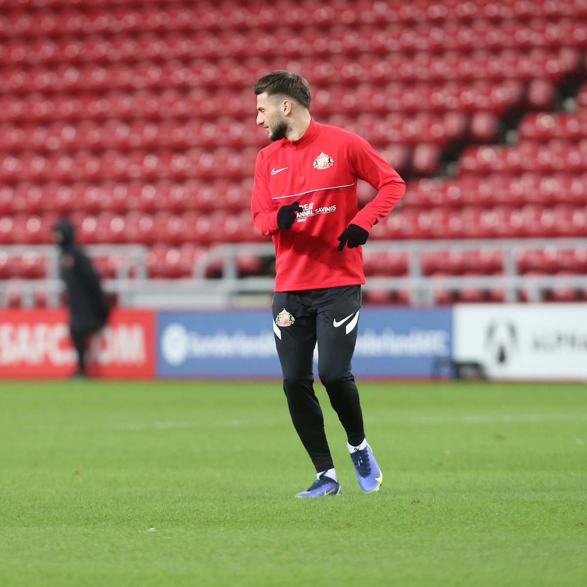 SunderlandAFC's tweet photo. 𝙍𝙚𝙖𝙙𝙮 𝙏𝙤 𝙂𝙤™️
#SAFC I #SUNOLD https://t.co/0Y6p4qnfvj