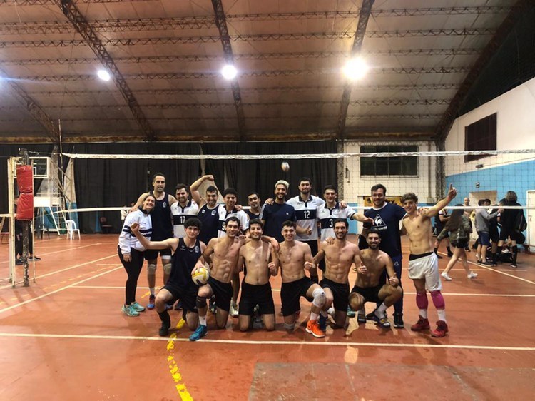Estandarte_Trip's tweet photo. #LIVOP 🐺🏐 | TRIUNFAZO EN RANCHOS
👉 De visitante, los Lobos "A" vencieron en sets corridos a Ranchos Voley e igualaron la serie de las semifinales de @lalivop. Los parciales fueron de 25-15, 26-24 y 25-18.
🔜 El fin de semana se jugará el tercer juego en el Poli
#CGE #GELP https://t.co/stgo1l8mQ7