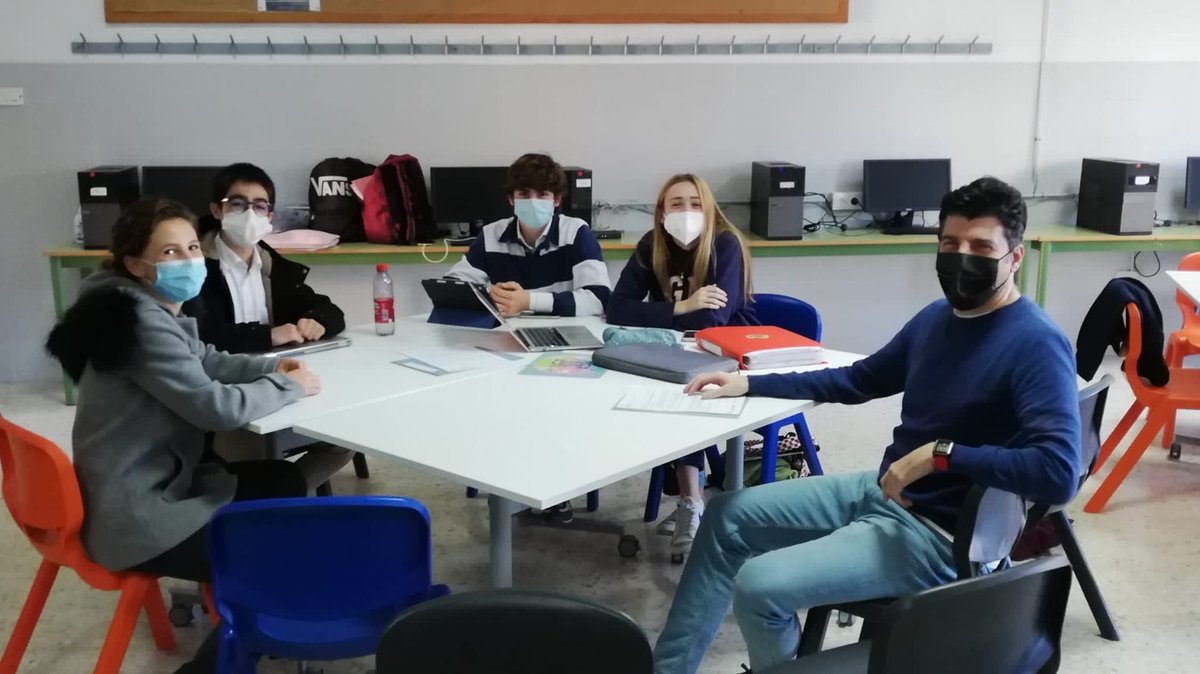cdMaristasMlg's tweet photo. El equipo sénior de #debate @MaristasMalaga estuvo ayer martes preparando los próximos torneos: el Torneo Municipal de Igualdad @ayto y el VII Torneo Nacional de Debate Escolar Montpellier @CDM_debate con @PacoMCastillo @CanovasFundac https://t.co/Woyf81vBLO