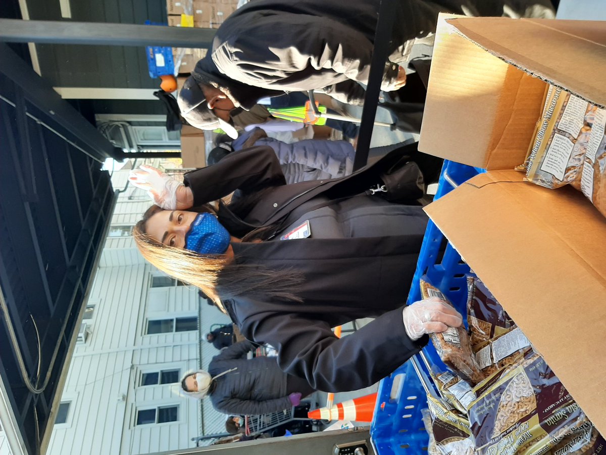 calder_thetime's tweet photo. United we are with the New York Cares Volunteer group packing and distributing groceries in Queens, NY - UNITED to fight hunger! https://t.co/41uB8cpJgE