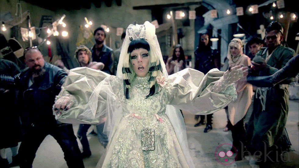 LMonsterReacts's tweet photo. lady gaga getting stoned in public https://t.co/g6Da6IVdAc