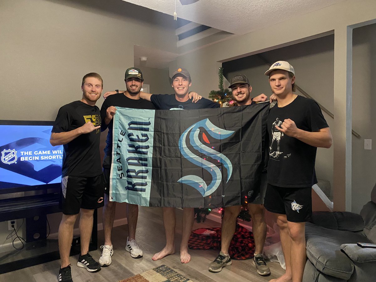 NoahGeeks27's tweet photo. Boys ready to take in some @SeattleKraken action here in Emporia, Kansas! #WhereIRoot #StingersUp @ROOTSPORTS_NW https://t.co/rhZhxzNeB5