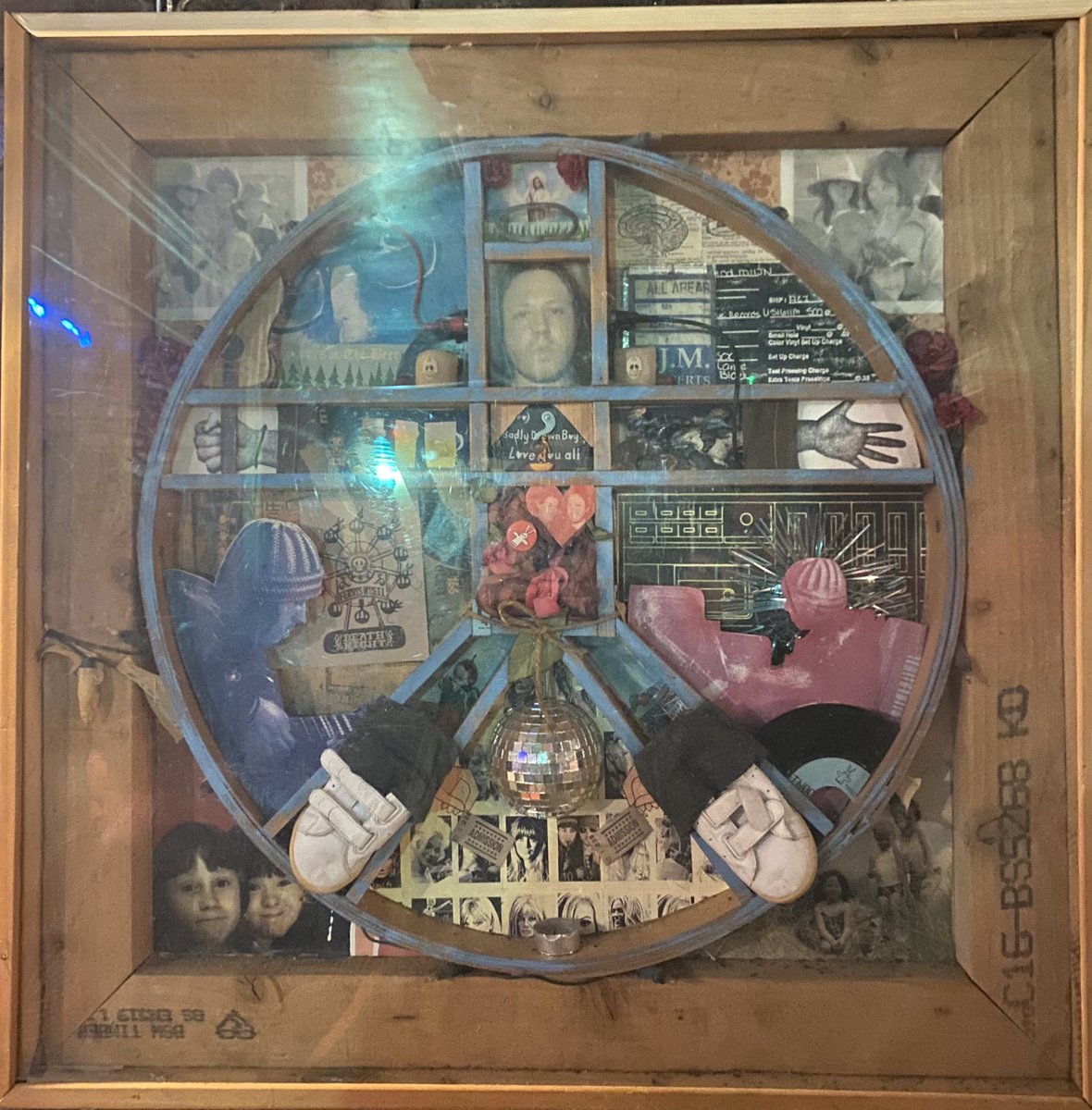 If you are going to #VinylAdventuresMCR this weekend then check out @AndyVotel ‘s expo at @33OldhamStreet it includes this @badly_drawn_boy artwork! Ace