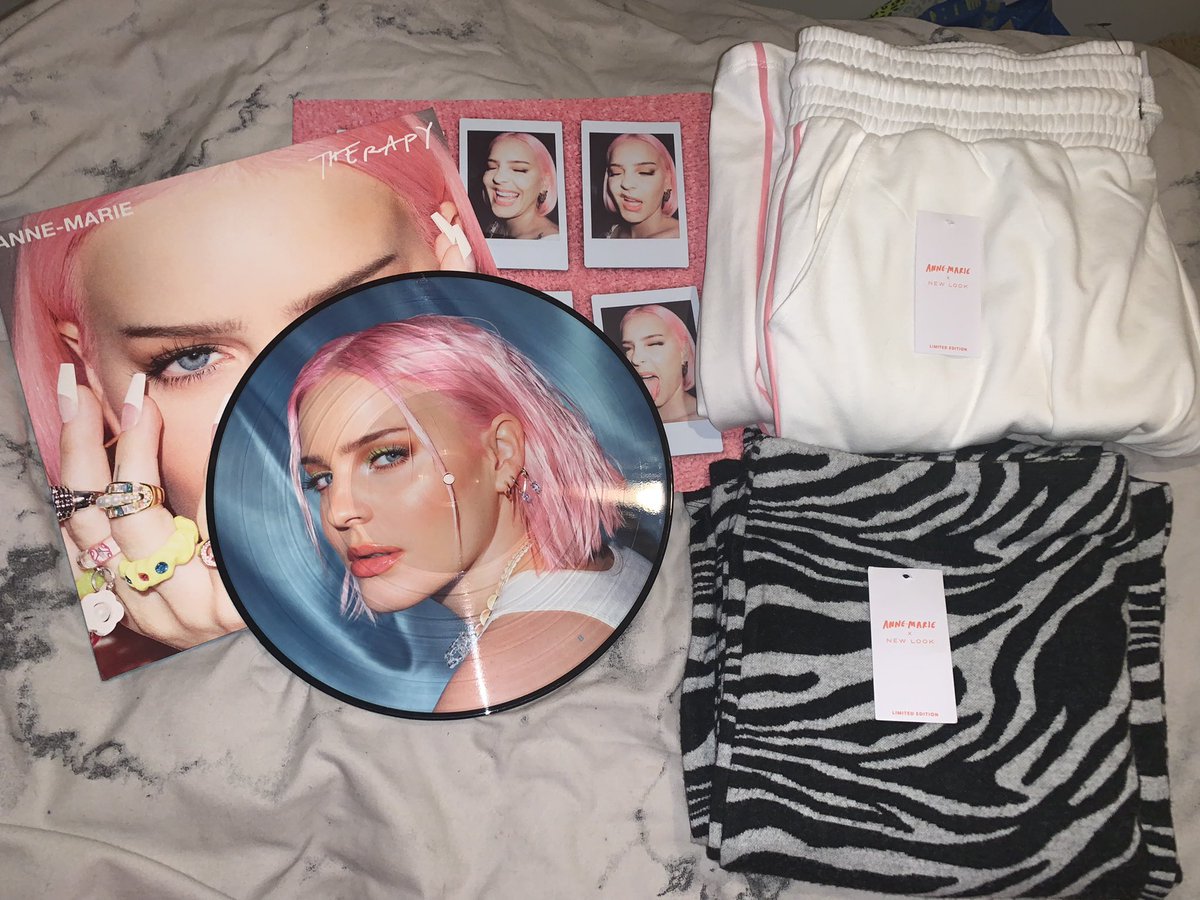 MACHINEMADS's tweet photo. I am happy however my bank account is not 😁💞 @AnneMarie I love you x https://t.co/ADDA5dTXKd