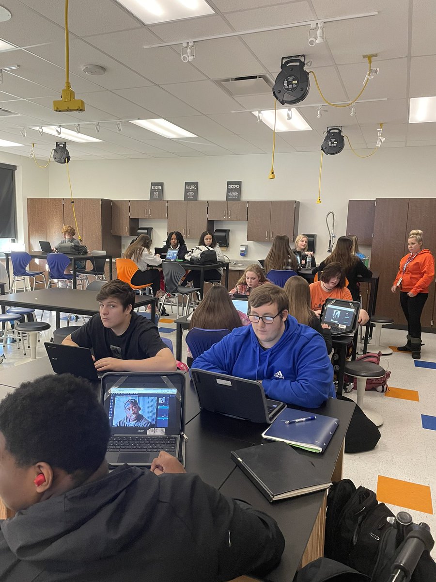NPWilliamsSci's tweet image. Peeped in on my fellow teachers and saw some awesome things happening at NP today. Bond and Junker had their 3rd hour focused on their pop culture art project. @FacsNp were sewing away at their snowman project. Can’t wait to see all the finished projects! #NPObserveMe