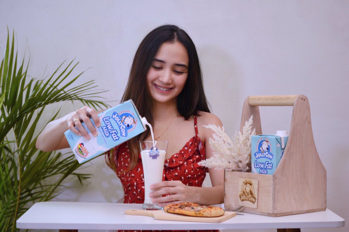 uppercatt's tweet photo. Mornings set the tone for the entire day and it’s important to feel energized from the beginning that’s why I always start my day with a glass of Jolly Cow Low Fat Fresh Milk so I can get my day going. https://t.co/wlGTrQoDCd