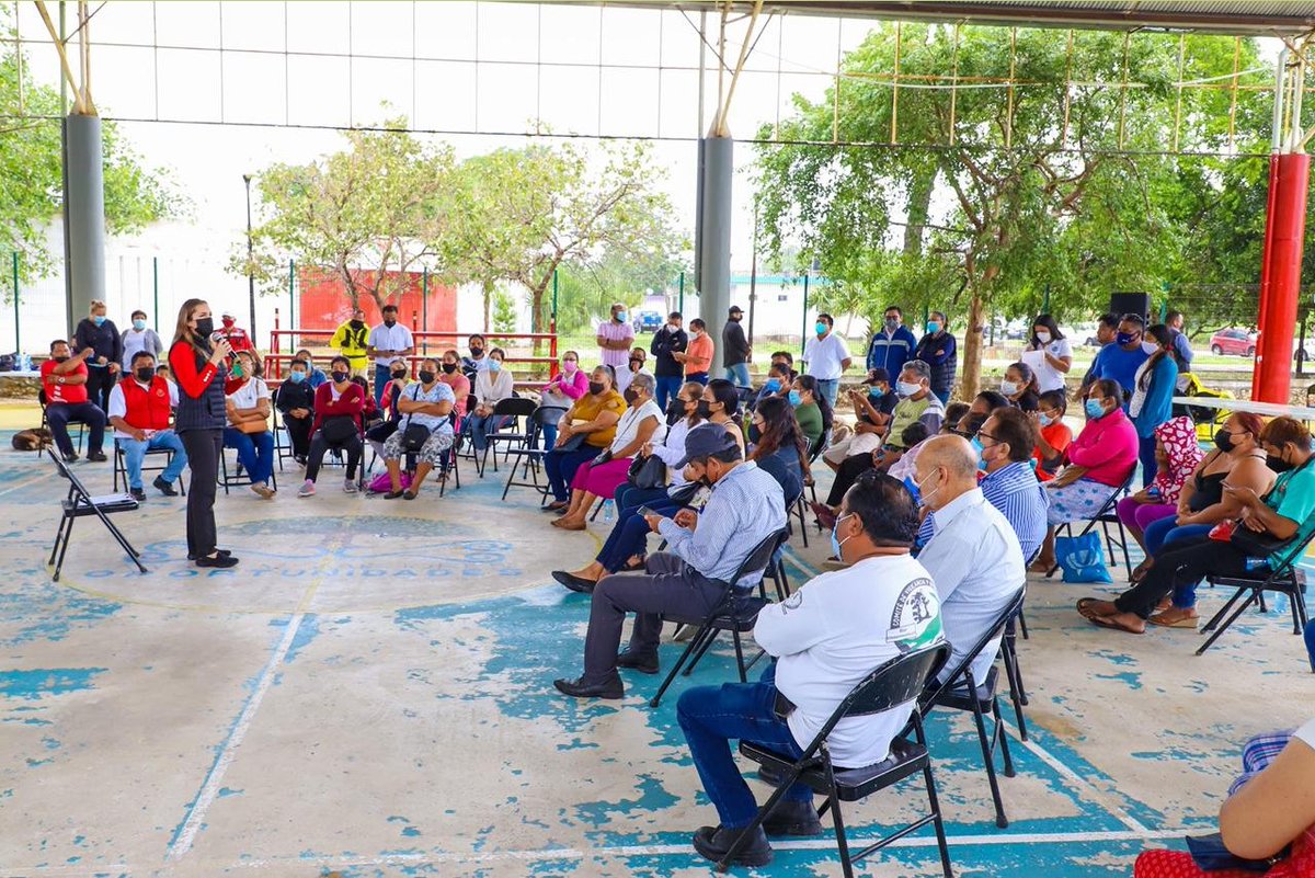 soyateneadeisla's tweet photo. Hoy durante los foros de #LaGenteDecide platiqué con las y los vecinos de #ZonaContinental sobre las diversas problemáticas que viven día a día. ¡Haciendo equipo vamos por una mejor comunidad! 🙌

#CuidarALaGente https://t.co/Is9KwI9NH1