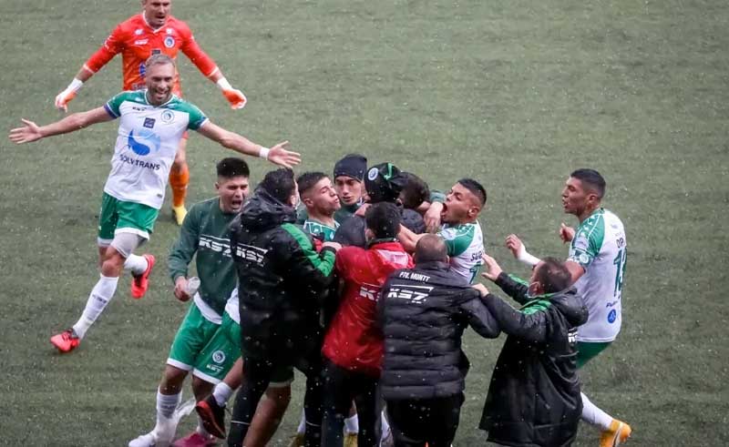 DPMAlbiverde's tweet photo. La temporada de Felipe Cornejo ha cargo de Deportes Puerto Montt:

•🛠 35 partidos
•✅ 14 victorias (7 como visitante) 
•➖ 13 empates
•❌ 8 derrotas
•📈 52,38% de rendimiento

Llegó como desconocido y cierra la temporada con la frente en alto. PIDE RENOVACIÓN ⛵. https://t.co/jrzqg8MI4z