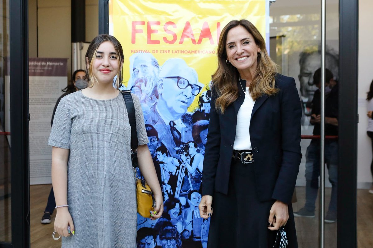 <a href="/ValuSelinger/">Valeria Selinger</a> <a href="/LuisIramain/">Luis Iramain</a> <a href="/Lucia_GI/">Lucía García Itzigsohn 💚</a> Una película que refleja la última dictadura militar desde los ojos de la entonces pequeña Laura Alcoba, autora de la nóvela que dio origen a este emotivo film dirigido por Valeria Selinger, y actuado maravillosamente por Mora Iramain García (Laura), y un gran elenco.
🔽