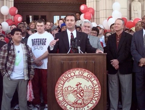 Barry_Switzer's tweet photo. ⁦@CoachBobStoops⁩ ⁦@OU_Football⁩ 
23 years ago today he was named HC! https://t.co/kKDLJAtmTU