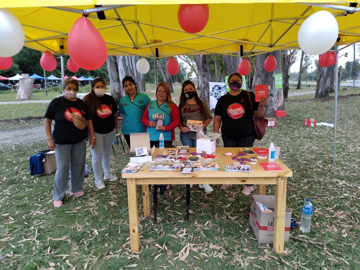 FuerzaColeCanu's tweet photo. Colaboramos con agrupaciones sociales locales en el #DiaInternacionalDeLuchaContraElSida en stands y repartiendo preservativos y folleteriía sobre prevencion de enfermedades  de transmisión sexual.
#LaRespuestaEsHoy
#VIHGente
#DiaMundialDelSIDA
#CuidateYCuida https://t.co/U09IQK83RB