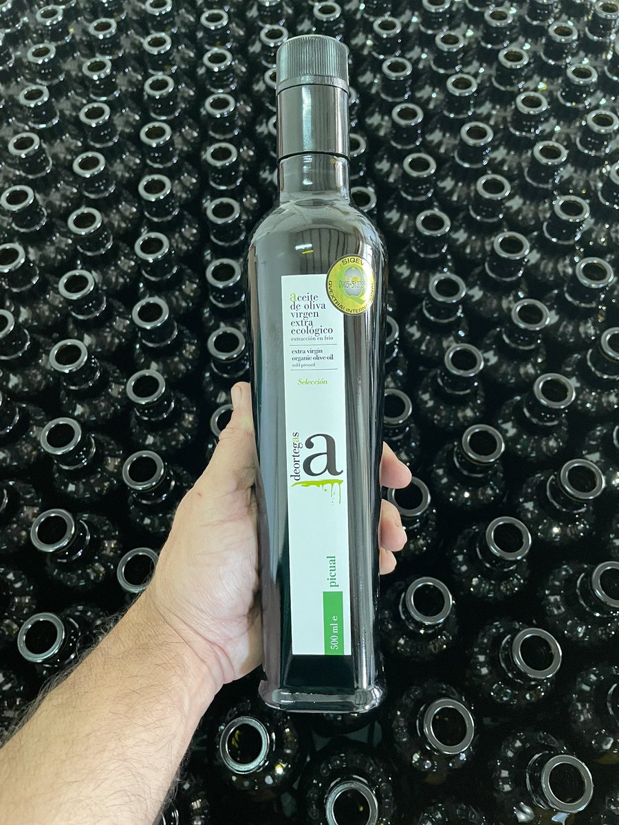 Bottling Picual Deortegas new harvest! Pure organic olive juice!!  es.deortegas.com/collections/pi….  #deortegas #evoo #organic #extravirginoliveoil #picual