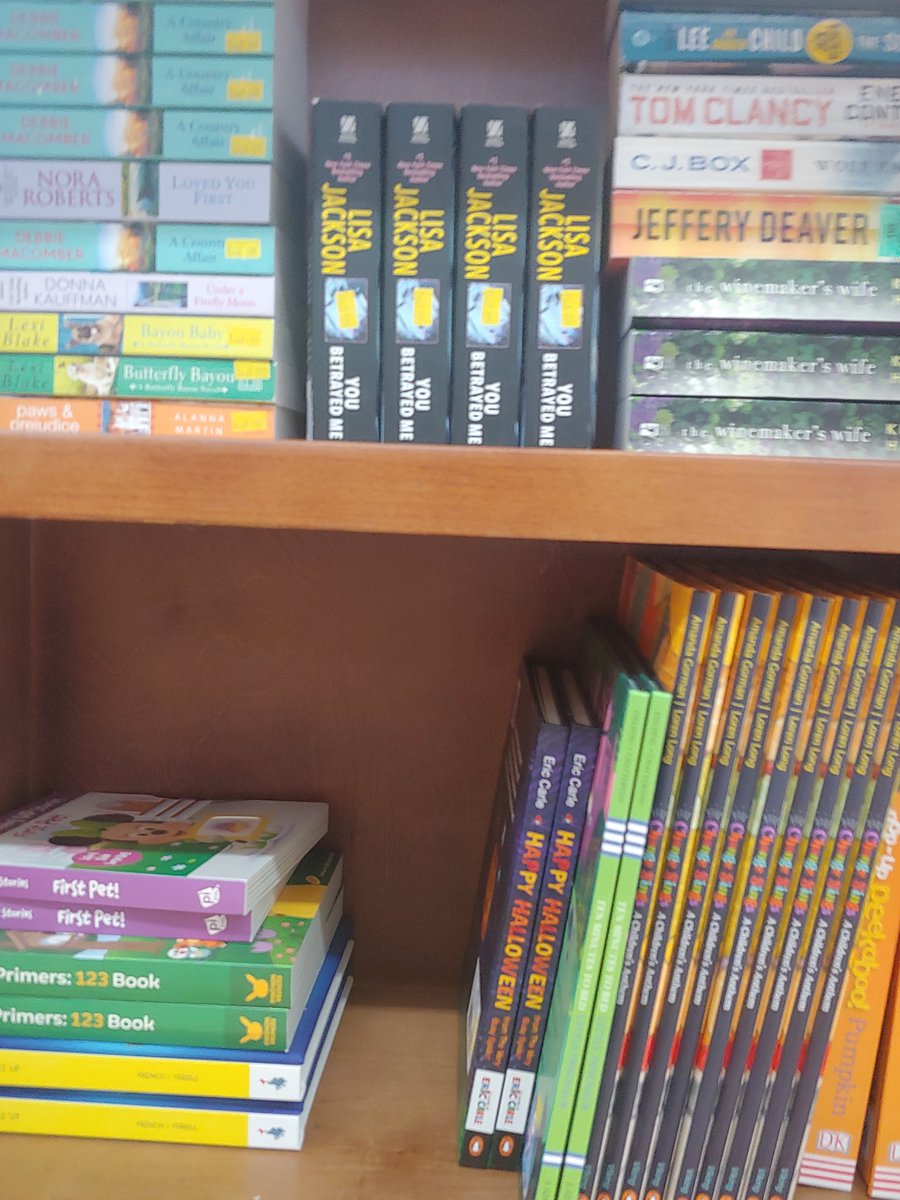 MemphisGoodwill's tweet photo. Did you know that we have 2 bookstores? Visit our Horn Lake and McCullough book stores.  Check out these titles at our Horn Lake bookstore.  Did you notice their holiday collection?  For locations visit:  https://t.co/DpZkqgYVrF  #books #getitatgoodwill #booknerd #WednesdayWis https://t.co/uR0vZN7z8B
