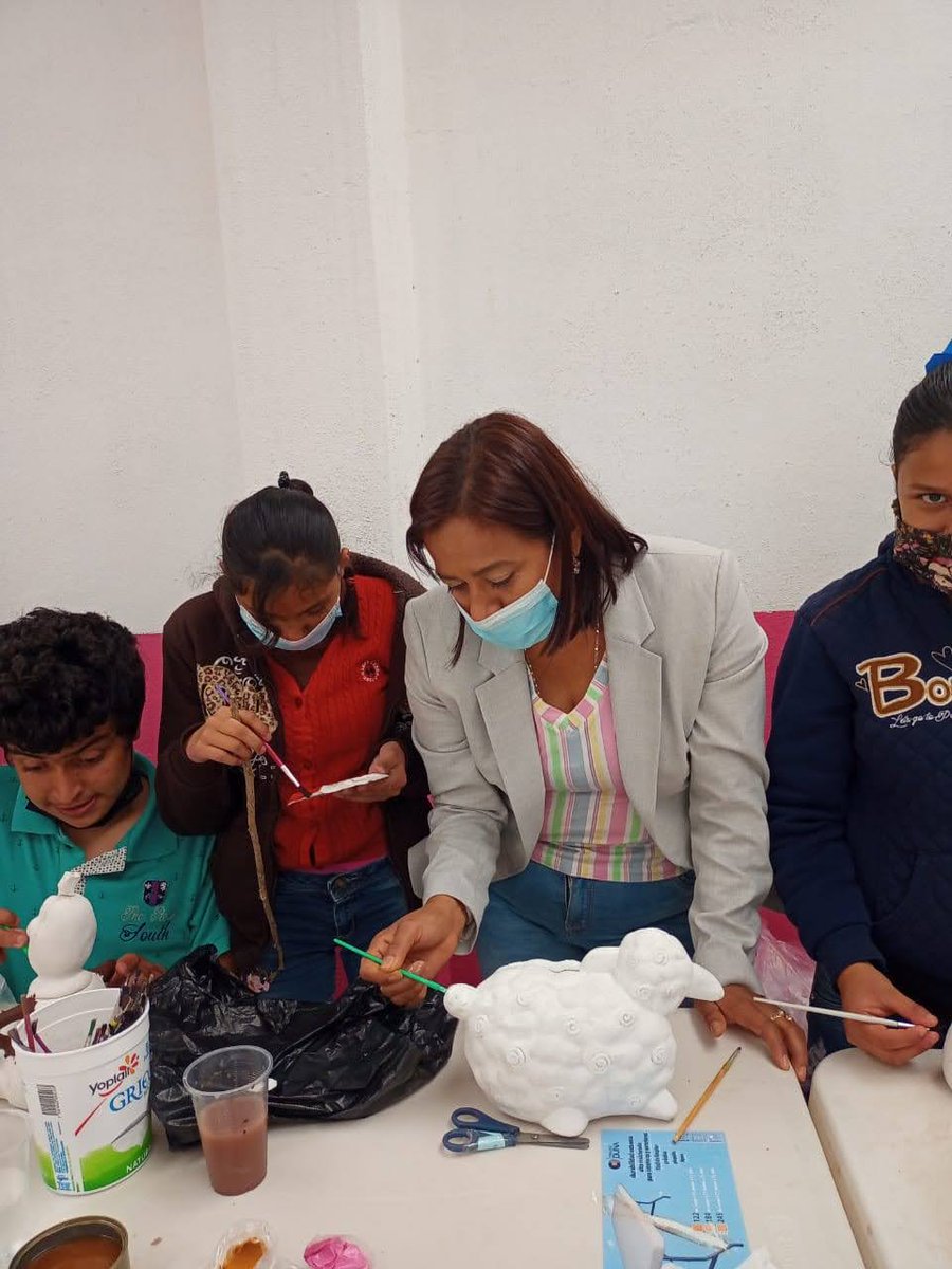 #DIFMunicipalPurísima continua con los Talleres de Manualidades Navideñas para beneficiarios y familiares del área de #InclusiónalaVida, donde desarrollan habilidades y se fomenta la unión familiar, se han realizado piñatas, pintura de cerámica y servilleteros