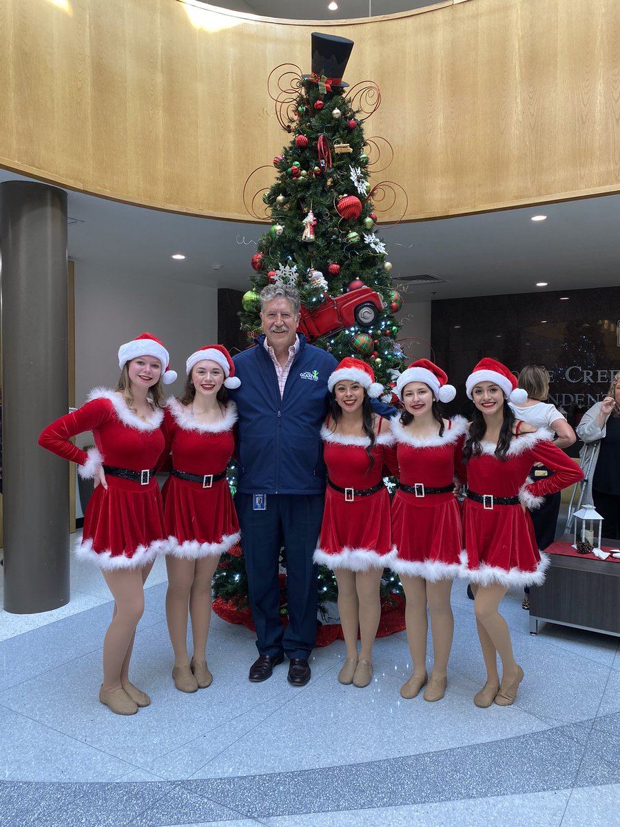 StarsSterling's tweet photo. It was an honor to help kick off the 12 Days of Christmas at the GCCISD Admin Building with our Gentry &amp; CBJ Junior High dance department students. Our Field officers loved performing! https://t.co/UQjpdQHfSR