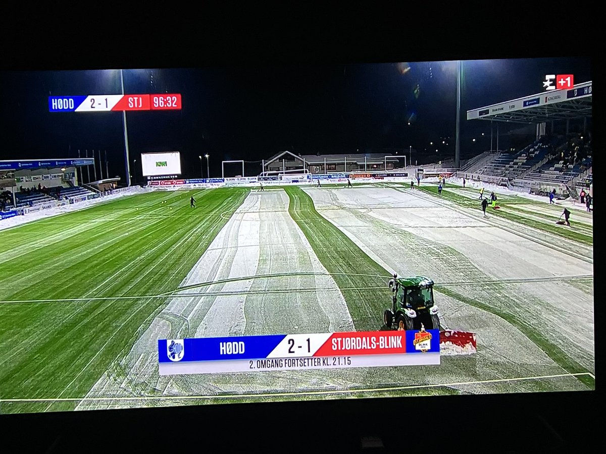 Kampen har vært stoppet i over 30 min nå! Hadde kanskje vært fordel med en traktor som kjører fremover istedenfor bakover? <a href="/HoddFotball/">Hødd Fotball</a>