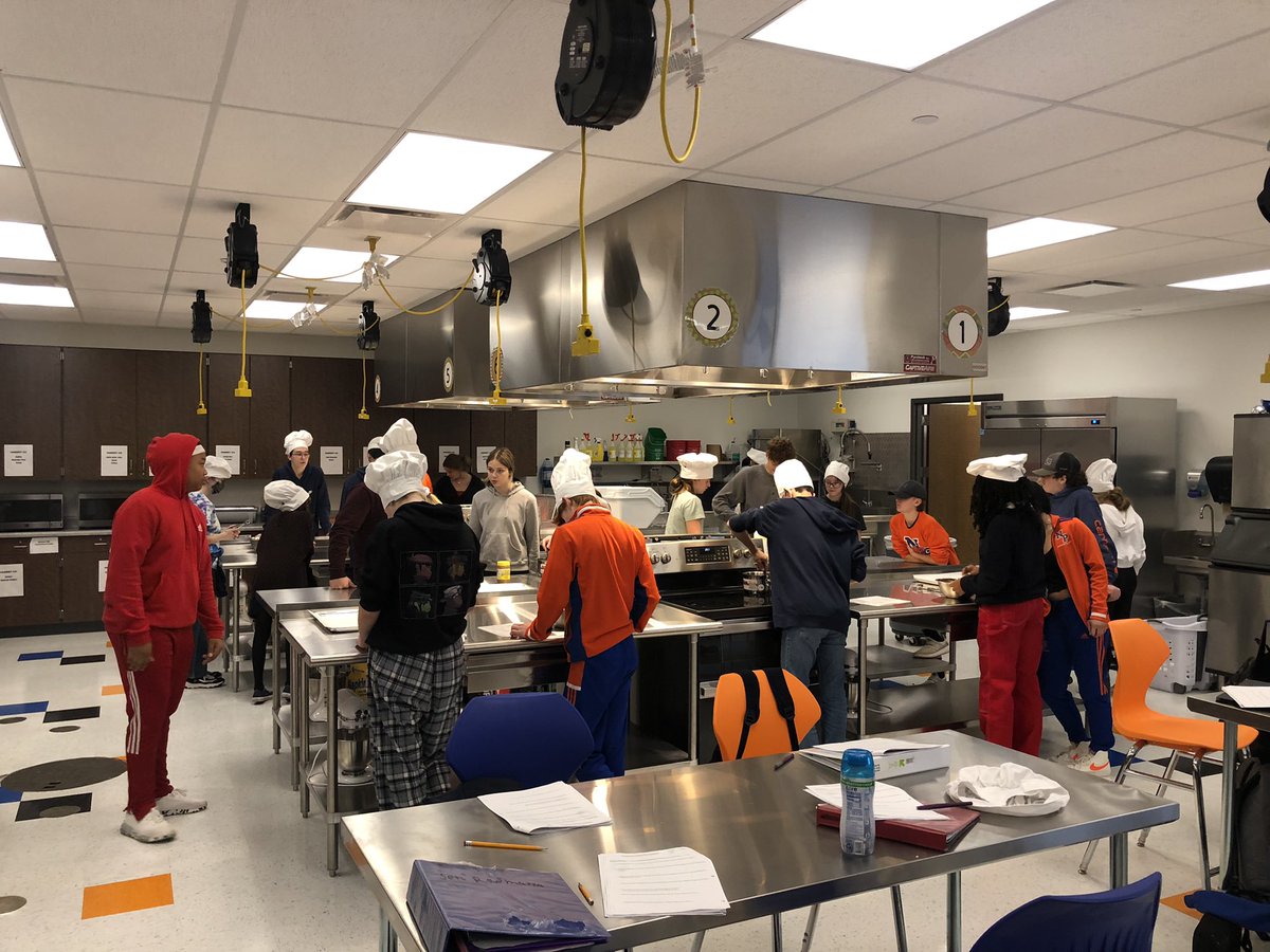 CoachKolons's tweet image. Watched @NPGrizBiz and his students mastering the art of Photoshop and @FacsNp and her students learning to appreciate a good recipe. LOVE the cool chef hats! #NPObserveMe