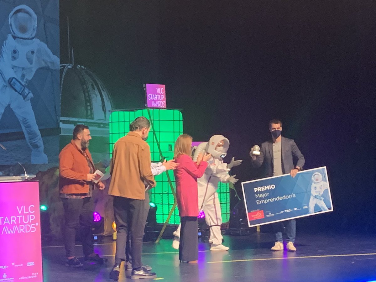 Pero bueno!!!!! Qué alegría!! mi #CEObonito <a href="/Joaquin_23/">Joaquin Costa</a> mejor emprendedor #VLCStartupAwards

Orgullo de amigo! @CASFID_ES y equipos <a href="/jupeso1/">Julián Pérez Solera</a> 😍