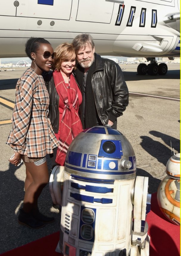 @HamillHimself with his wife  Marilou, and <a href="/Lupita_Nyongo/">Lupita Nyong'o</a>, at the airport to film, #TheLastJedi.
Don't forget #R2D2 and #BB8  😉