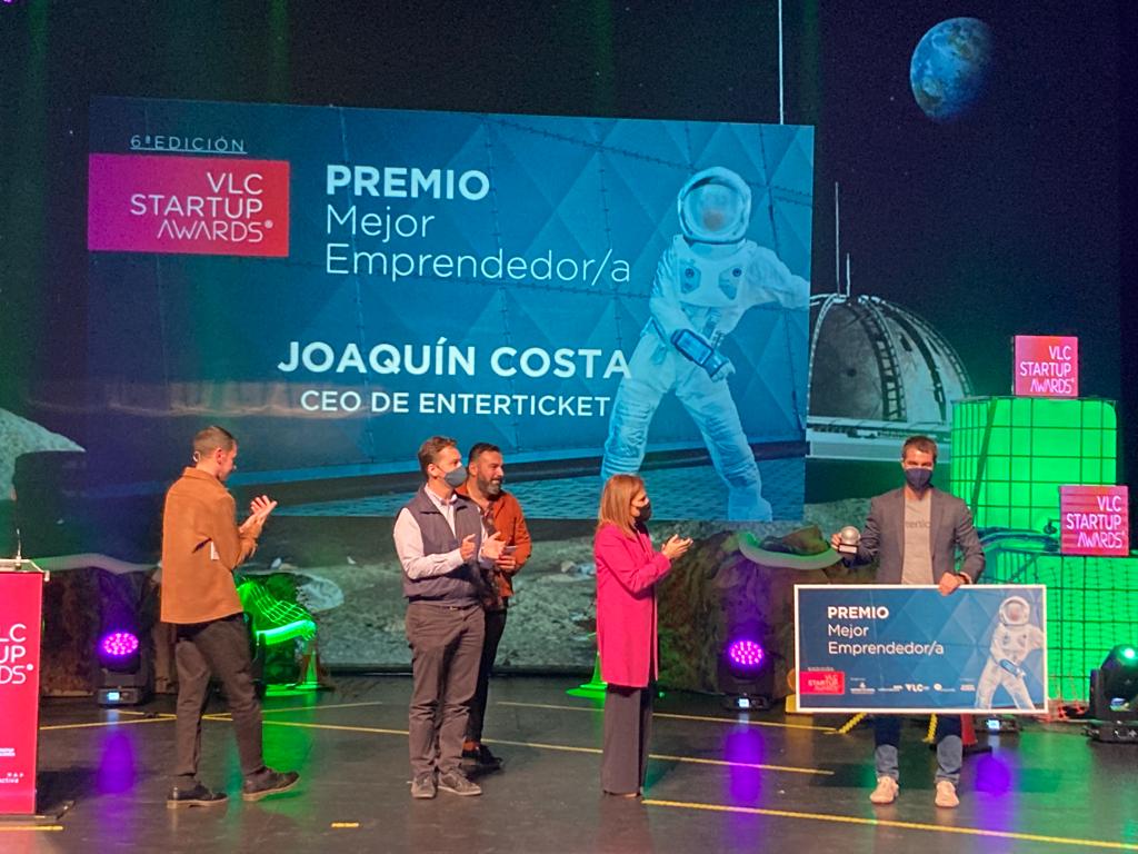 Llega el turno de saber quien es el Mejor Emprendedor/a de #VLCStartupAwards 2020 🙌

👉 El premio es para <a href="/Joaquin_23/">Joaquin Costa</a>, CEO y Cofundador del grupo @CASFID_ES

¡Enhorabuena! 🏆