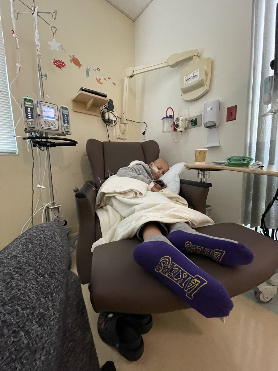 amandakimble11's tweet photo. Repping @Lakers during chemotherapy 💛💜#LakerNation #LakersWin #lakers #ChildhoodCancer #acutelymphoblasticleukemia #kobe @LakersNation @LakersCommunity @LakersReporter @Lakers_MR @KingJames https://t.co/T3yqbmRljT