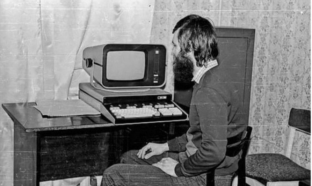 Советский программист терпеливо ждёт появления Pornhub. 1982 г. 