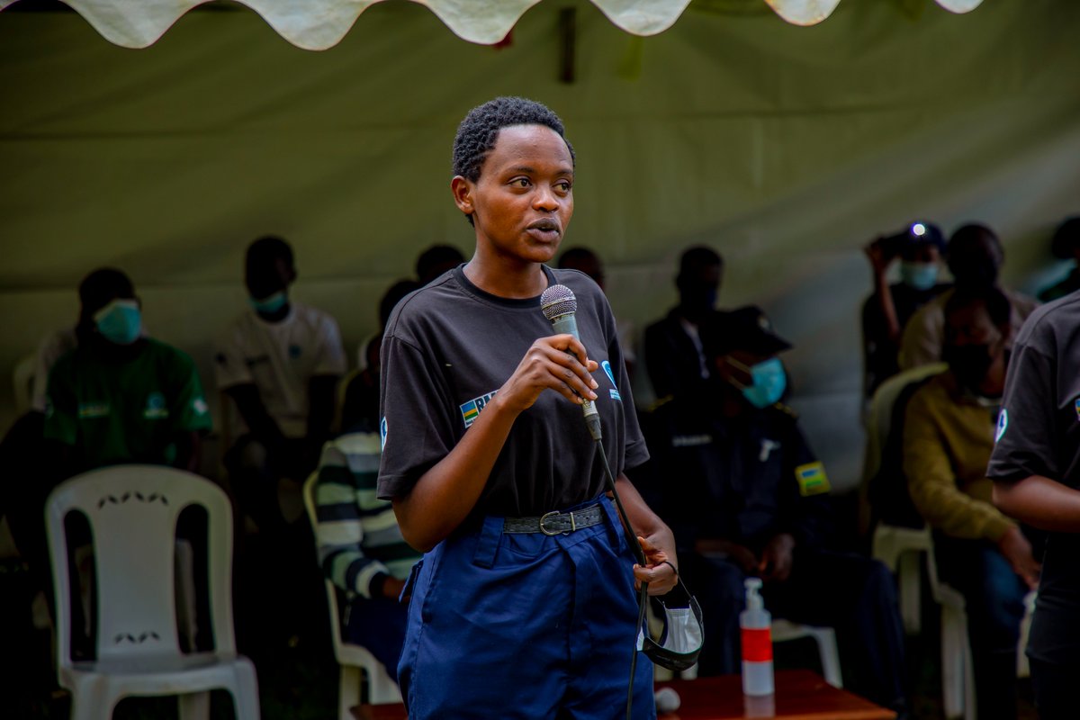 MiningschoolRw's tweet photo. Abanyeshuri batanze amahugurwa kuburyo bwiza bwo gucukurwa bya kinyamwuga, umutekano wo mukirombe, kubungabunga ibidukikije hirindwa kumena imicanga mumamazi haterwa n'ibiti kunkombe z'imigezi, amahugurwa kubutabazi bw'ibanze igihe umukozi agize ikibazo. #MiningweekRw https://t.co/tETVbv4I1t