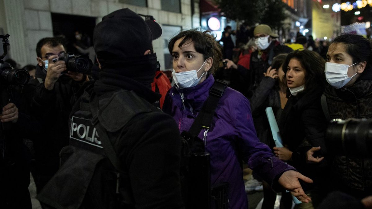 muske_suze's tweet photo. 🧵POLICIJSKA BRUTALNOST NA PROTESTIMA PROTIV FEMICIDA🧵

Na dan borbe protiv nasilja prema ženama, policija u Turskoj i Meksiku je žene zasula suzavcima, dimnim bombama i gumenim mecima dok su na ulicama tražile odgovornost nadležnih za rastuće nasilje prema ženama i femicid.
🔻 https://t.co/t0vZ40RS1J