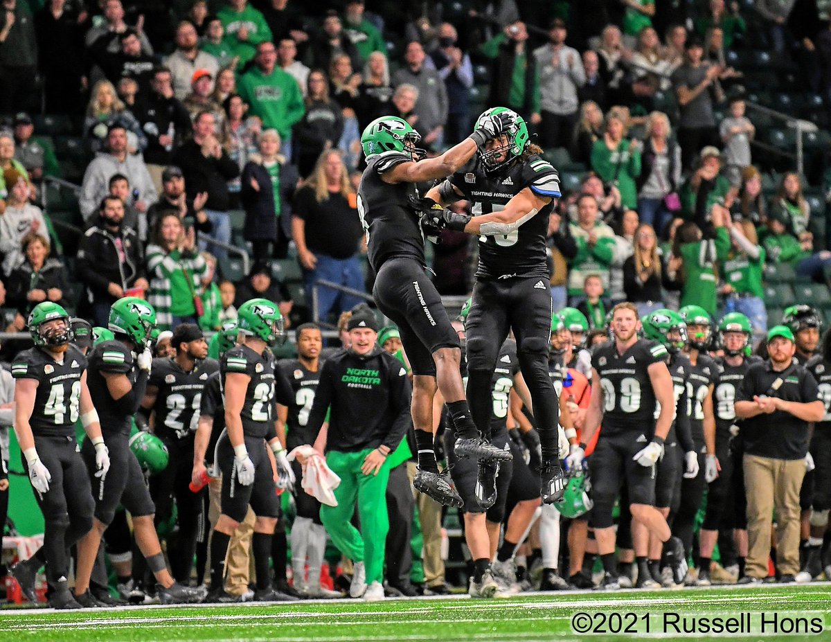 CityHighFB's tweet photo. Appreciate @CoachRRouse &amp; @UNDfootball taking the time to check out the #NXLEVEL Little Hawks! #DayByDay https://t.co/ut6qts7Glr
