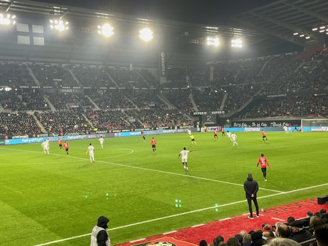 🔴⚫⚽| <a href="/StephaneBunouf/">Stephane Bunouf</a> présente la plateforme <a href="/myOptions_co/">myOptions</a> lors de l'avant-match #SRFCLOSC.
Merci le <a href="/staderennais/">Stade Rennais F.C.</a> pour cette belle opportunité au sein du Salon @GroupeConvivio !
Allez les #RougesetNoirs ! 🙌
#toutdonner #Ligue1UberEats #innovation