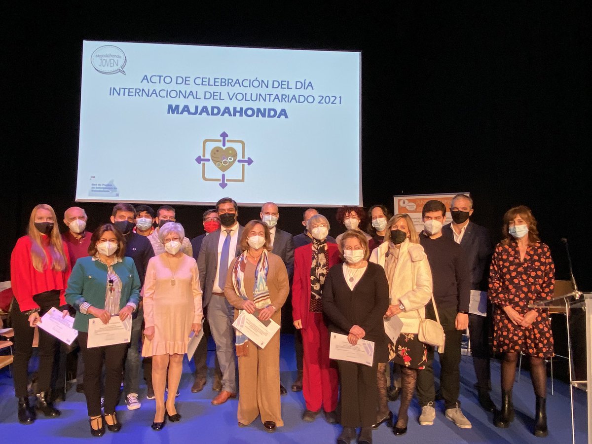 alvarezustarroz's tweet photo. Hoy hemos homenajeado a 18 personas, pero son muchos más los voluntarios que día a día dan lo mejor de sí mismos en beneficio de los demás. 

Gracias por vuestro trabajo desinteresado, empatía, generosidad y solidaridad. Sois la prueba de la calidad humana que hay en #Majadahonda https://t.co/ENRq4QYHTw