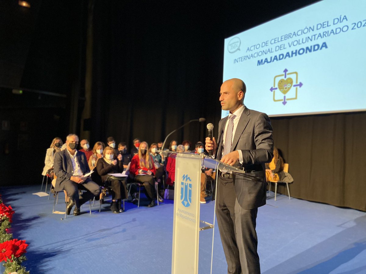 alvarezustarroz's tweet photo. Hoy hemos homenajeado a 18 personas, pero son muchos más los voluntarios que día a día dan lo mejor de sí mismos en beneficio de los demás. 

Gracias por vuestro trabajo desinteresado, empatía, generosidad y solidaridad. Sois la prueba de la calidad humana que hay en #Majadahonda https://t.co/ENRq4QYHTw