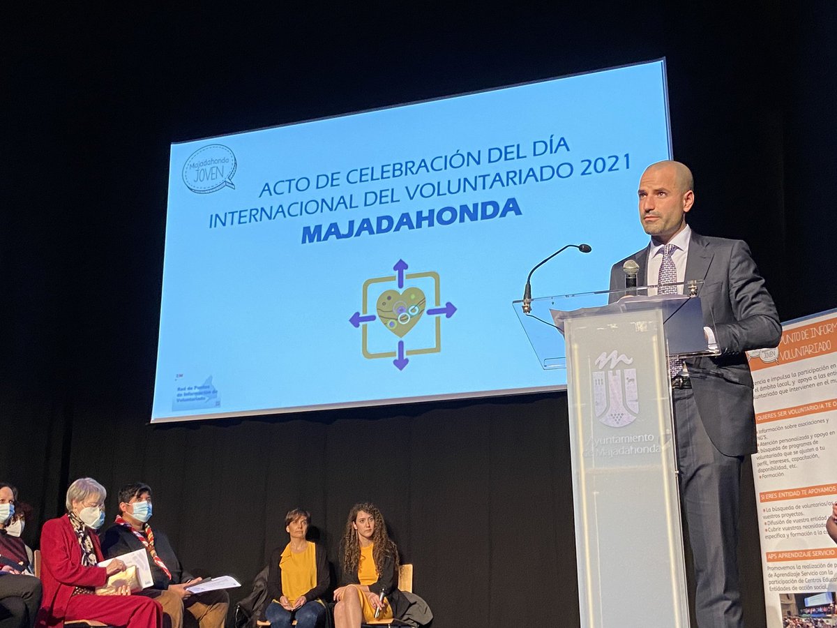 alvarezustarroz's tweet photo. Hoy hemos homenajeado a 18 personas, pero son muchos más los voluntarios que día a día dan lo mejor de sí mismos en beneficio de los demás. 

Gracias por vuestro trabajo desinteresado, empatía, generosidad y solidaridad. Sois la prueba de la calidad humana que hay en #Majadahonda https://t.co/ENRq4QYHTw