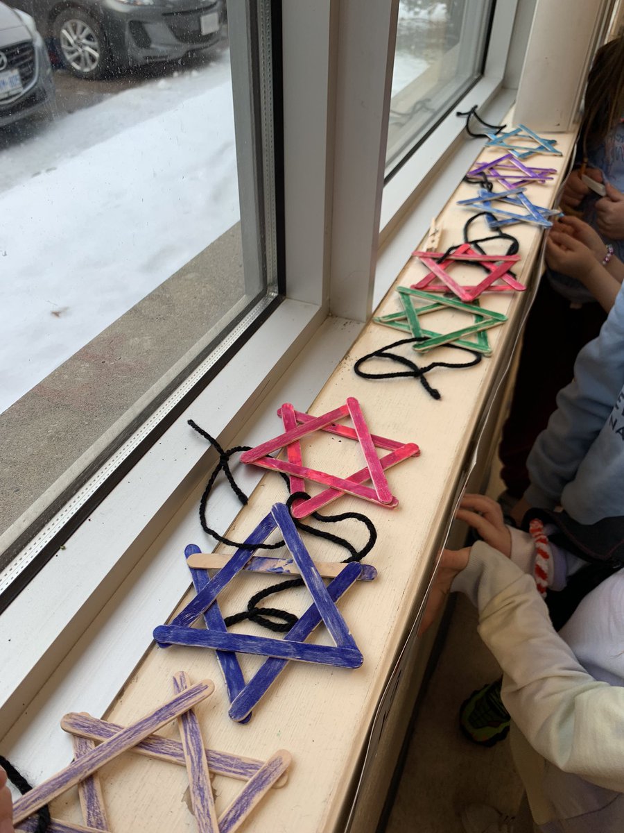 mrsflewelling27's tweet photo. Grade 2’s Stars of David ⭐️ learning about #hanukkah in social studies!! https://t.co/TyxyB3I93A