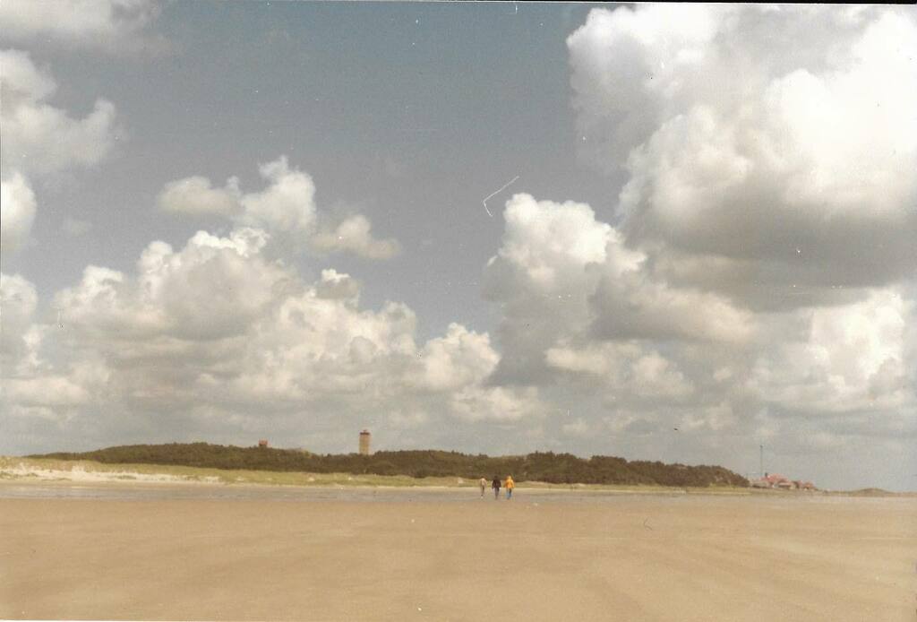 elfuego2's tweet photo. ongefilterd, door mij geschoten ergens in de jaren tachtig &amp; ik vermoed met fuji https://t.co/U55HaR501P https://t.co/DeizxQSLcB