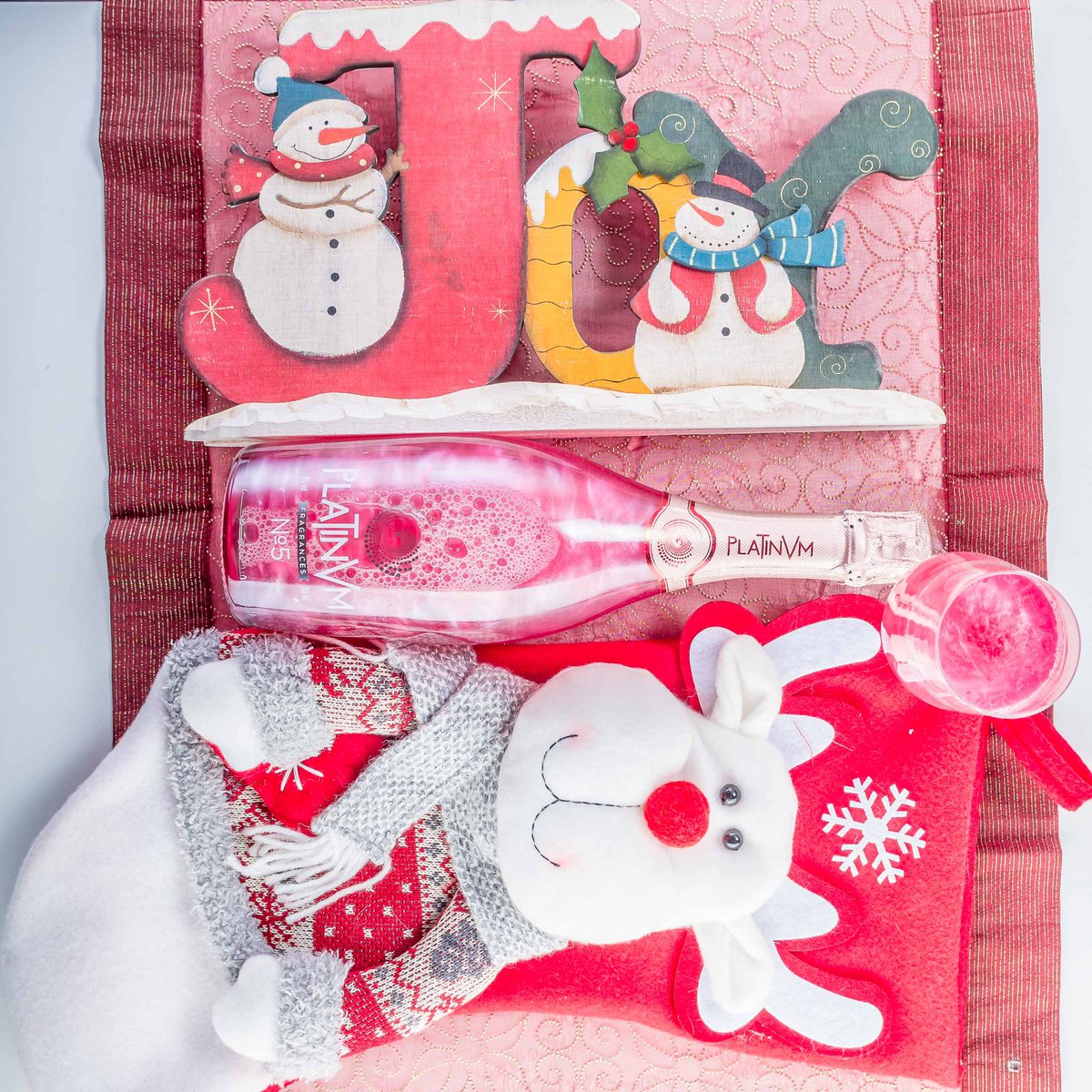 🥂⛄️🍓Risas de familiares y amigos, música y las alegres burbujas del Espumoso #Platinvm de fresa y menta… Se te ocurre una manera mejor de celebrar la Navidad?🥂🎅🍓disponible con y sin alcohol en nuestra tienda de Amazon!
.
.
.
.
#navidad #regalosdenavidad #ideasdenavidad