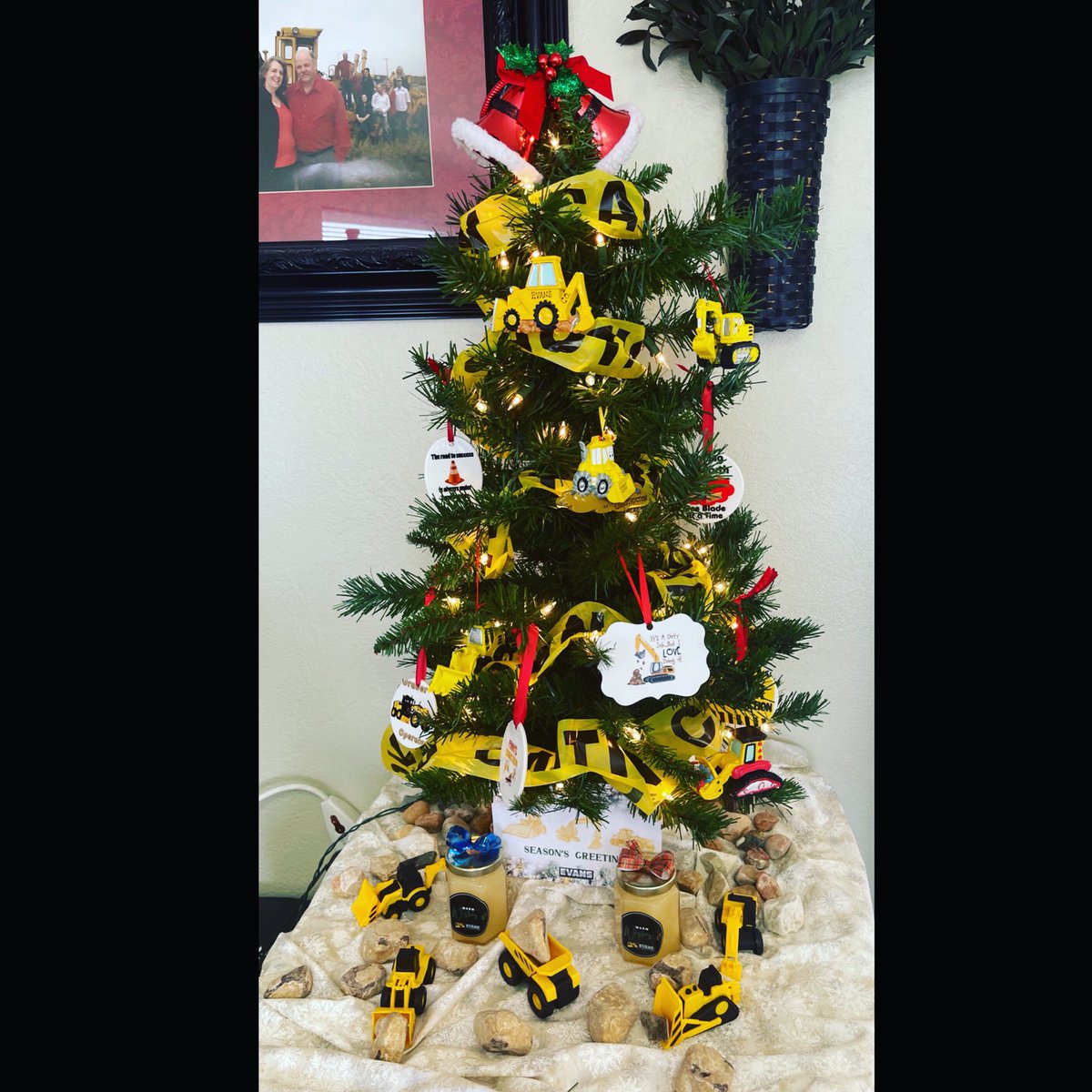 HELLO DECEMBER 🎄❤️ 25 days until Christmas!!! Here’s our Christmas tree for the office!! 

#christmas #construction #christmasdecor #christmastree