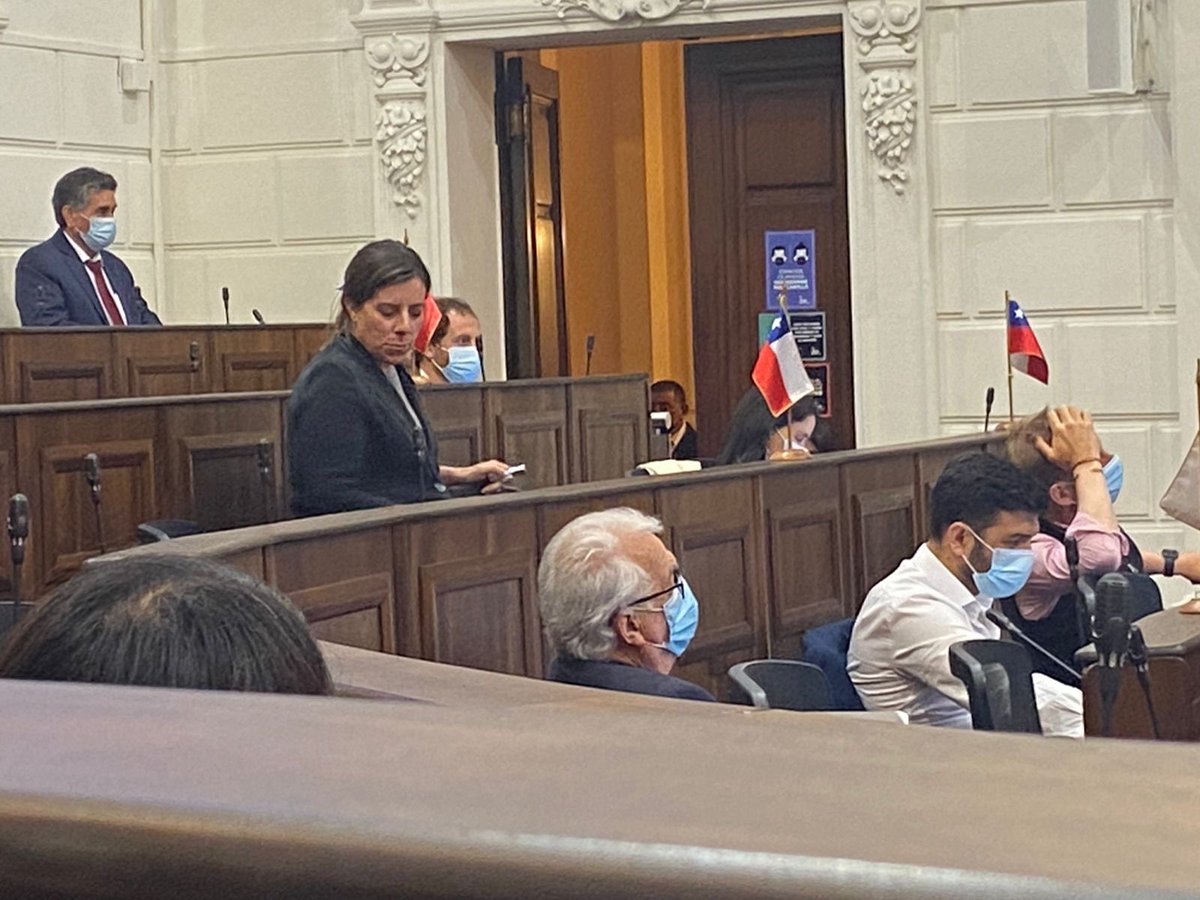 RoyoManuela's tweet photo. Impresentable y repudiable la actitud de la convencional Marinovic en el hemiciclo, sin mascarilla y con un cigarro, gritando en contra de los Pueblos Originarios y demostrando todo lo que su sector “republicano” representa: intolerancia, agresividad y faltas de respeto. https://t.co/v24lcMiTgz