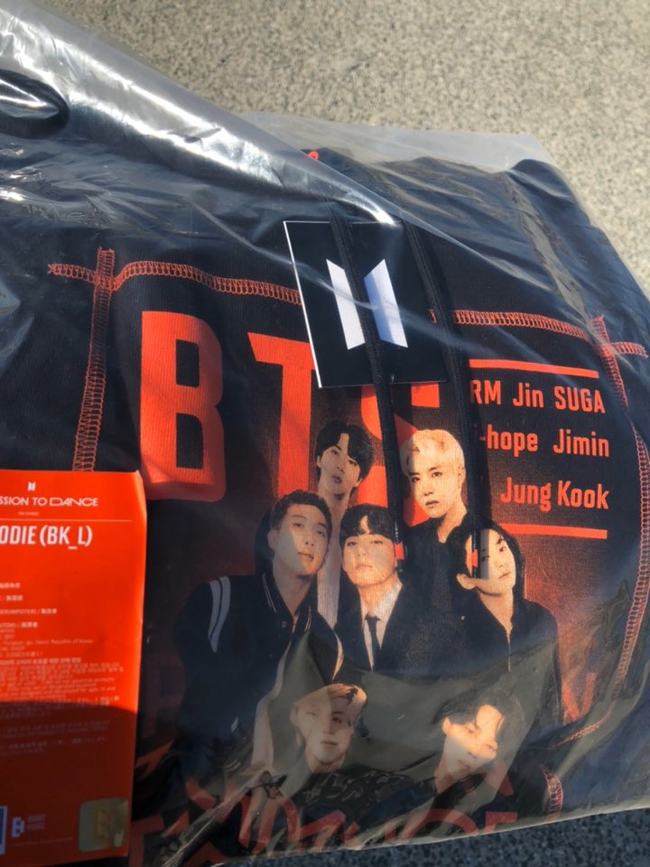 _vantesgalaxy's tweet photo. Got the hoodies I wanted! And only had to wait in line for about 30 minutes! #BTSSoFiStadium #BTS #btsday3 https://t.co/kGcf395lUK