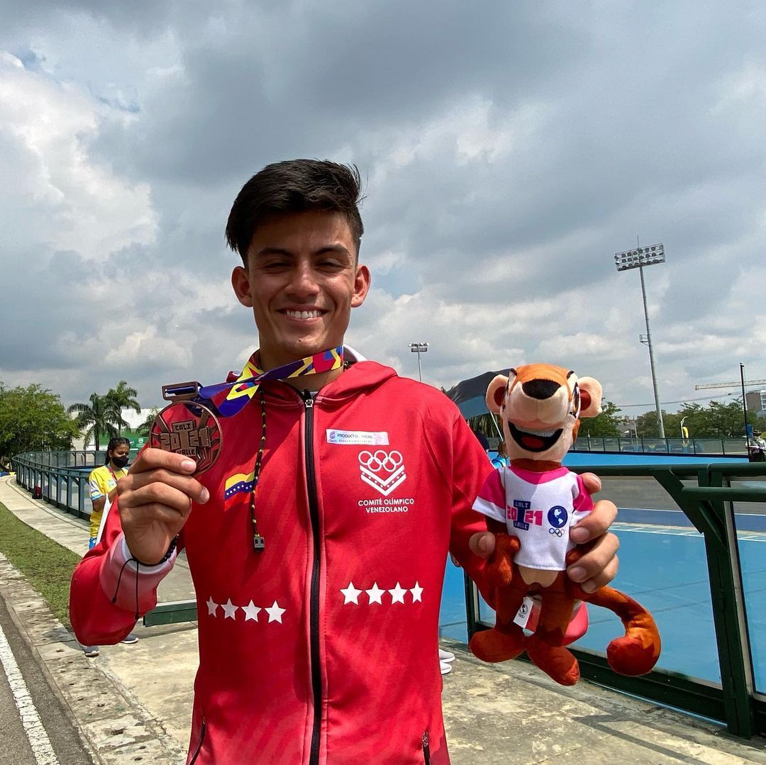¡Viva la Juventud de Venezuela! Hoy #1Dic, José Carlos Rojas, coloca una vez más el tricolor patrio en lo alto, al obtener una Medalla de Bronce en Patinaje de Velocidad en los Juegos Panamericanos Juveniles Cali-Valle 2021. Es victoria tras victoria de nuestra muchachada.
