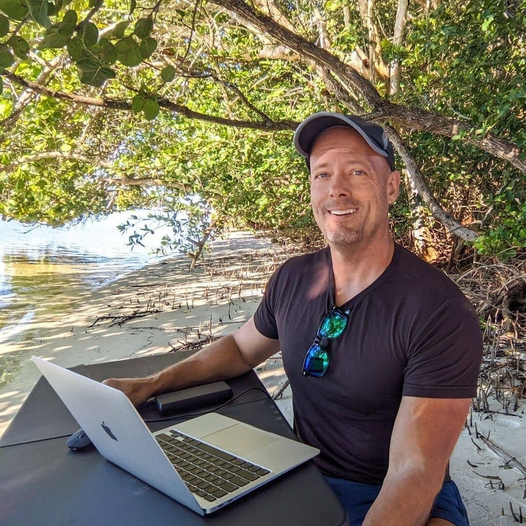 ILearnedLessons's tweet photo. Working on my second book? Oh yes. Today's location could certainly be worse. 😉🌴☀️ https://t.co/dC4hJG23jV https://t.co/ftxdQsHlnW