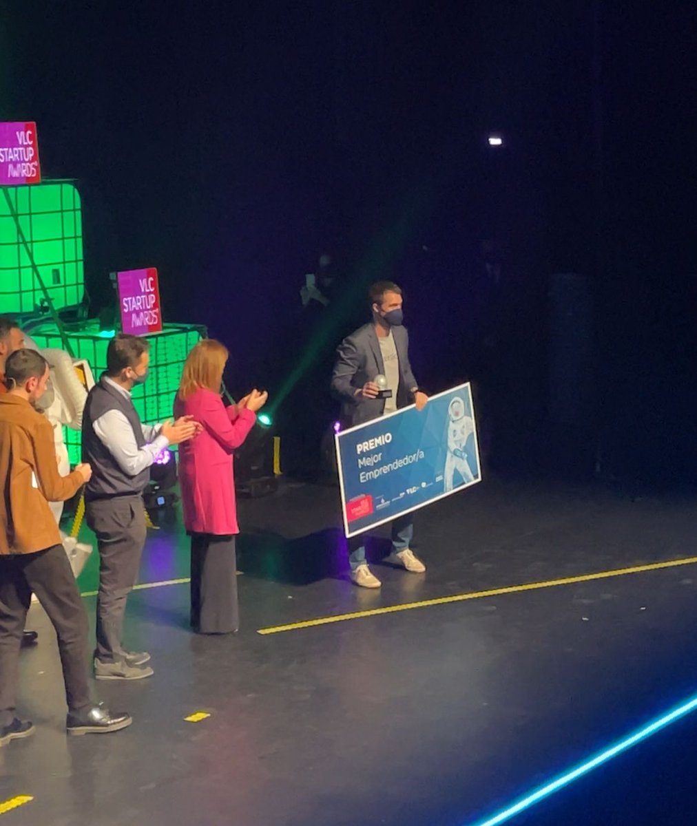 🔝🏆 El mejor emprendedor/a de la 6ª edición del #VLCStartupAwards es...
 
👏 <a href="/Joaquin_23/">Joaquin Costa</a>, co-founder de <a href="/enterticket/">Enterticket</a>.
 
🙌  ¡Tu trayectoria nos inspira cada día!